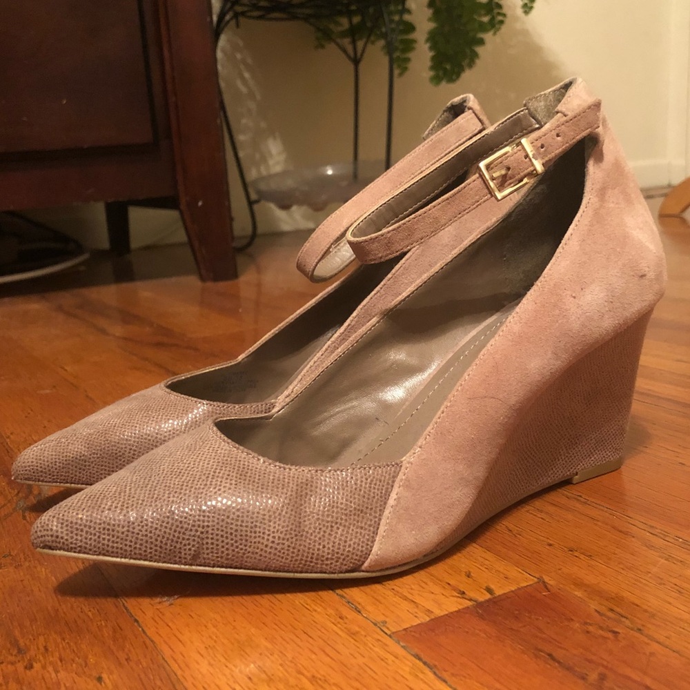 (NWOT) BCBG Tan Leather/Suede Snake Print 3” Wedge